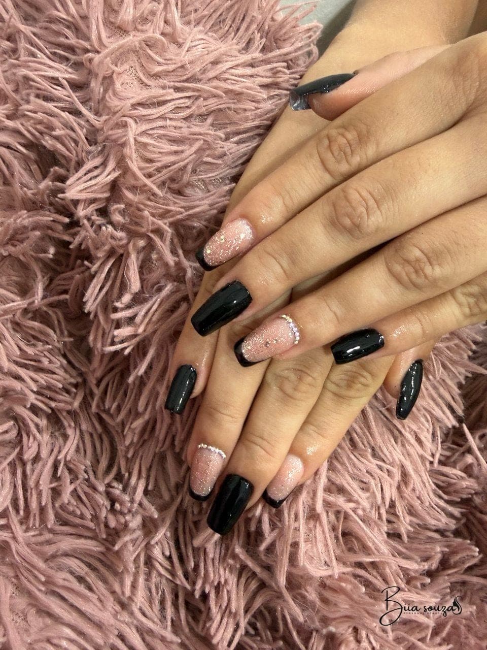 Unhas longas pretas